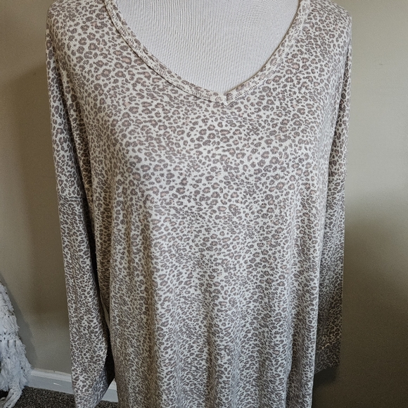 Americal Eagle Leopard Print V-Neck Long Sleeve Super Soft Top Size XL - Picture 6 of 12